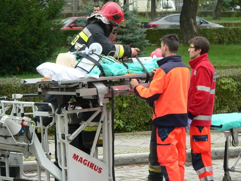 Ewakuacja w szpitalu wojskowym. Ćwiczyli ratownicy (ZDJĘCIA) - zdjęcia: WSKzP Wrocław