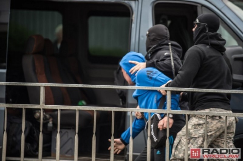 Są wyroki w sprawie chuliganów, którzy brali udział w zamieszkach przed komisariatem na Trzemeskiej - 