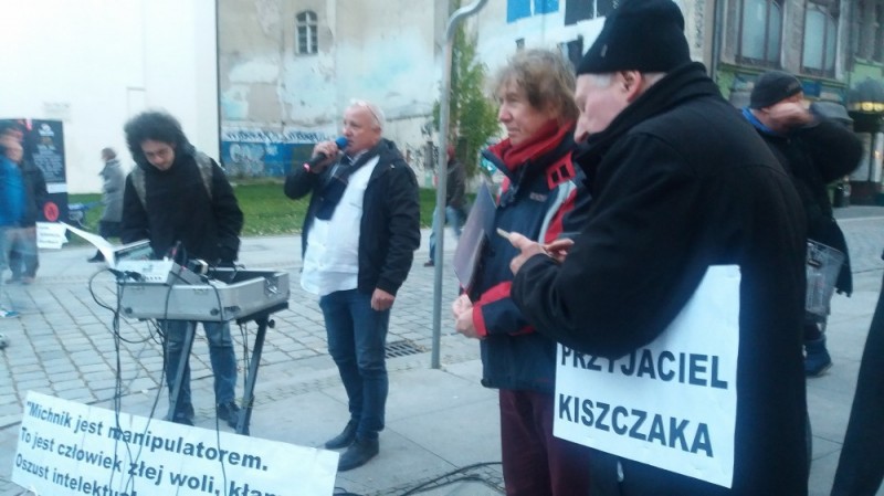 Przeciwnicy Adama Michnika przed Uniwersytetem Wrocławskim -