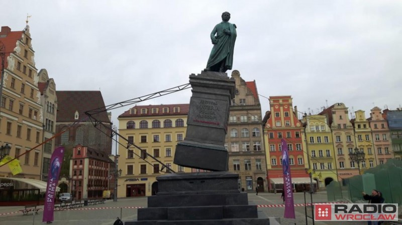 Na wrocławskim Rynku stanął pomnik Adama Mickiewicza [ZDJĘCIA] - Zdjęcia: Przemysław Gałecki