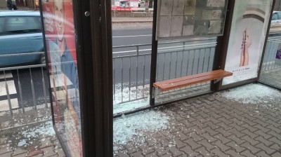 Zniszczony przystanek tramwajowy we Wrocławiu