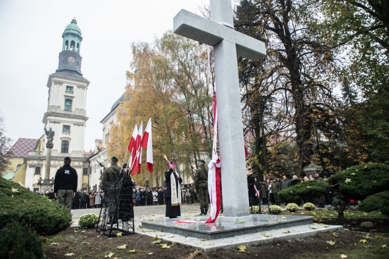 W Trzebnicy odsłonięto pomnik ofiar Katynia i katastrofy w Smoleńsku (ZOBACZ) - FOT: Andrzej Owczarek