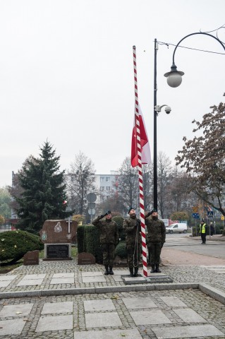 W Trzebnicy odsłonięto pomnik ofiar Katynia i katastrofy w Smoleńsku (ZOBACZ) - 4