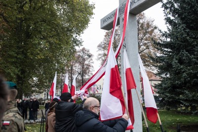 W Trzebnicy odsłonięto pomnik ofiar Katynia i katastrofy w Smoleńsku (ZOBACZ) - 8