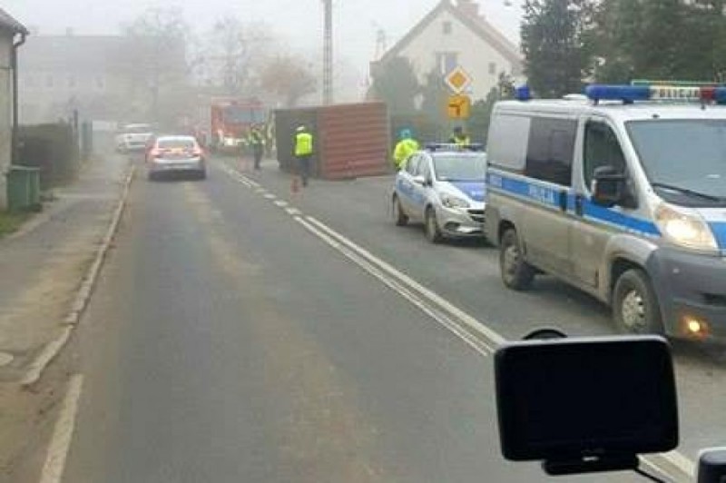Pietrzykowice: Z naczepy zsunął się 30-tonowy kontener -