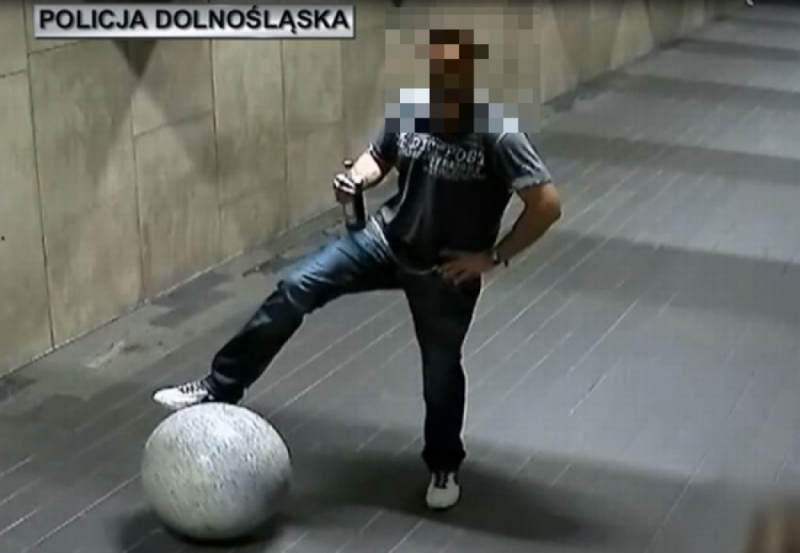 Policja: Podejrzany o zniszczenie przejścia podziemnego zatrzymany -