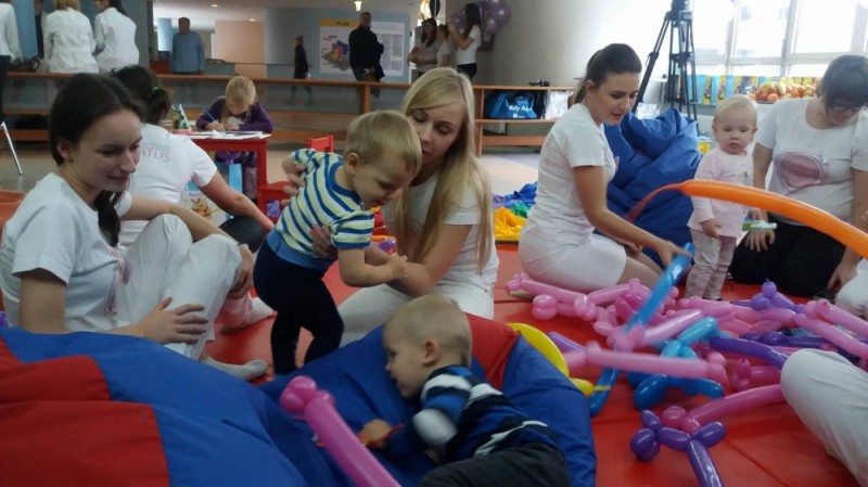Mali wojownicy świętują -