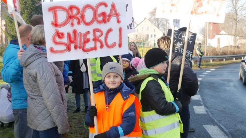 Protest mieszkańców Chmielenia. Domagają się budowy chodników - 