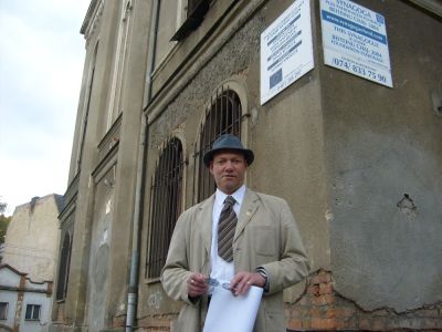 Ratują synagogę w Dzierżoniowie (Posłuchaj) - Rafael Blau przed tablicą upamiętniającą dobroczyńców dzierżoniowskiej synagogi (Fot. Agnieszka Szymkiewicz / Radio Wrocław)