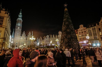 Choinka już świeci na wrocławskim Rynku - 1
