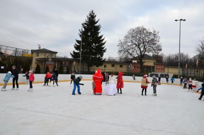 W Strzegomiu otwarto lodowisko - 18