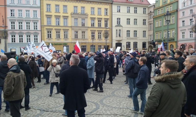 Kolejna manifestacja KOD na Placu Solnym we Wrocławiu - fot. Piotr Kaszuwara
