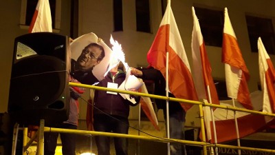 Manifestacja narodowców. Spalono zdjęcia Wałęsy, Michnika i Baumana - 0