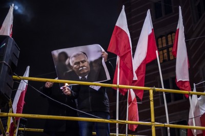 Manifestacja narodowców. Spalono zdjęcia Wałęsy, Michnika i Baumana - 12