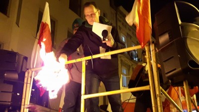 Manifestacja narodowców. Spalono zdjęcia Wałęsy, Michnika i Baumana - 2