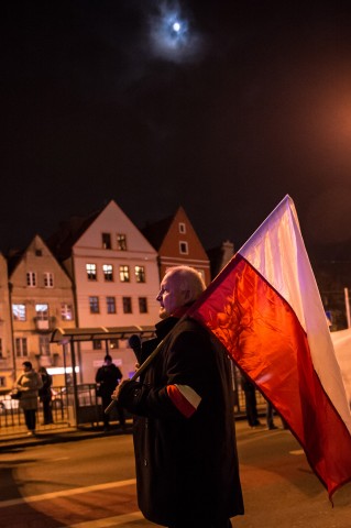 Manifestacja narodowców. Spalono zdjęcia Wałęsy, Michnika i Baumana - 7