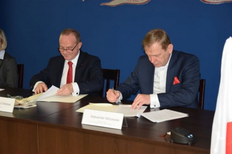Umowa na budowę szkoły z przedszkolem w Dobrzykowicach - fot. Gmina Czernica