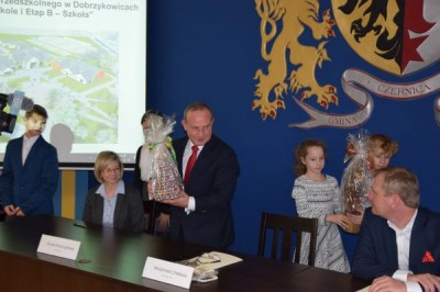 Umowa na budowę szkoły z przedszkolem w Dobrzykowicach - 4