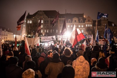 Kilkaset osób na manifestacji KOD w centrum Wrocławia (ZDJĘCIA)