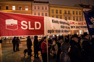 Kilkaset osób na manifestacji KOD w centrum Wrocławia (ZDJĘCIA) - 10