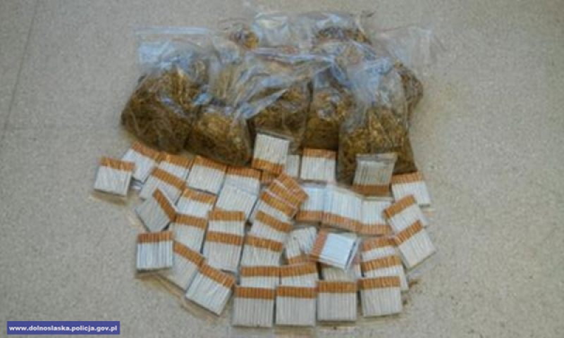 Nielegalny tytoń i papierosy w mieszkaniu 60-latka - fot. Dolnośląska Policja