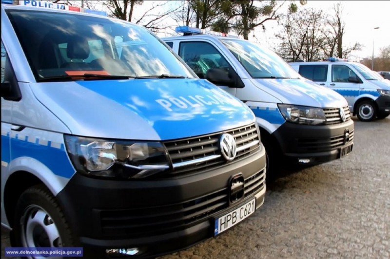Dolnośląscy policjanci otrzymali kilkanaście nowych busów - fot. dolnoslaska.policja.gov.pl