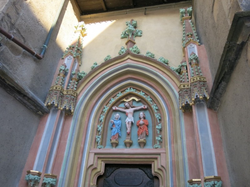 Portal bazyliki w Jeleniej Górze został... pomalowany - fot. Piotr Słowiński