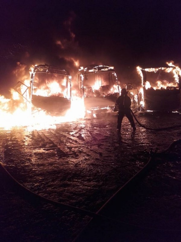 Trzy autokary spłonęły w Lądku - Zdroju - Fot: OSP Lądek-Zdrój