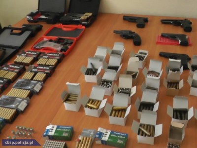 Setki pistoletów i amunicji zatrzymanej przez Centralne Biuro Śledcze (ZDJĘCIA) - 8