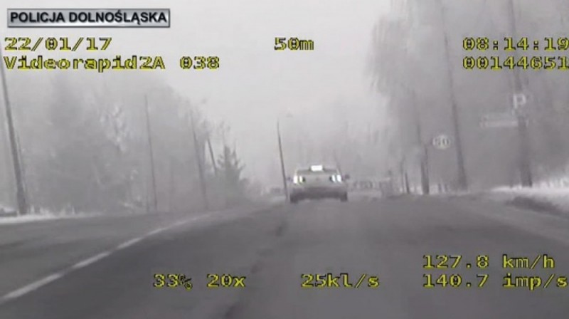 Jelenia Góra: Gnał 120 km/h przez miasto, wyprzedzał na przejściu (FILM) -
