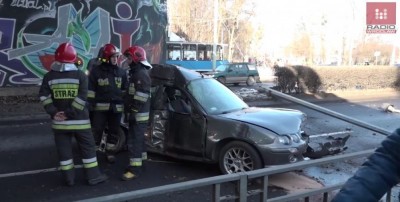 Wrocław: Wypadek na Karkonoskiej. Ranny zakleszczony w aucie (FILM)
