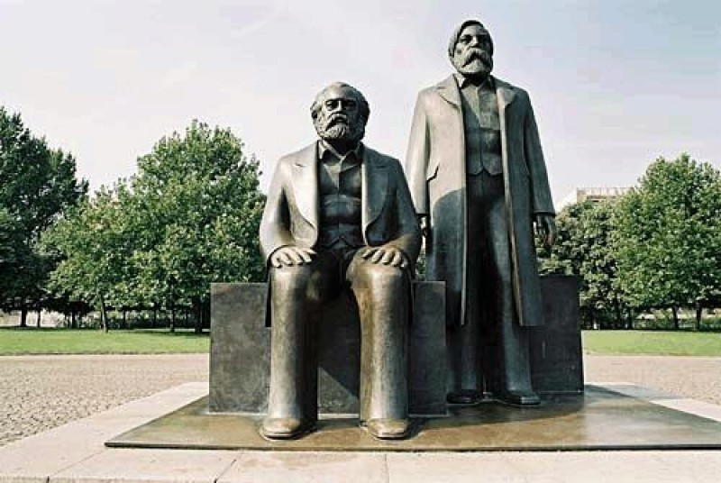 Zostanie ulica Marksa. 22 lipca muszą zmienić - zdjęcie ilustracyjne; PomnikMarksa i Engelsa w Berlinie