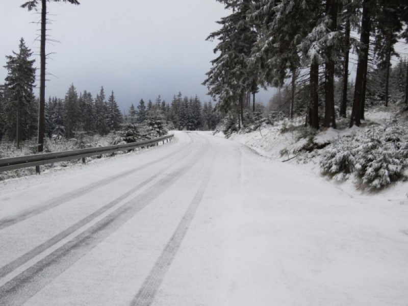Policja apeluje: Bądź bezpieczny na drodze - zimowe ABC dla kierowców - 