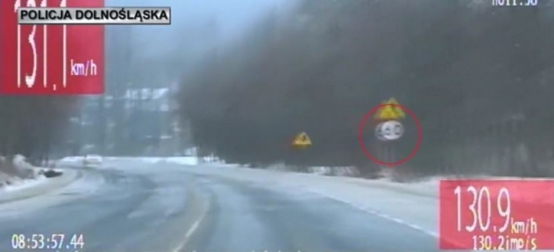 Gnał po śliskiej drodze ponad 140 km/h (FILM) -