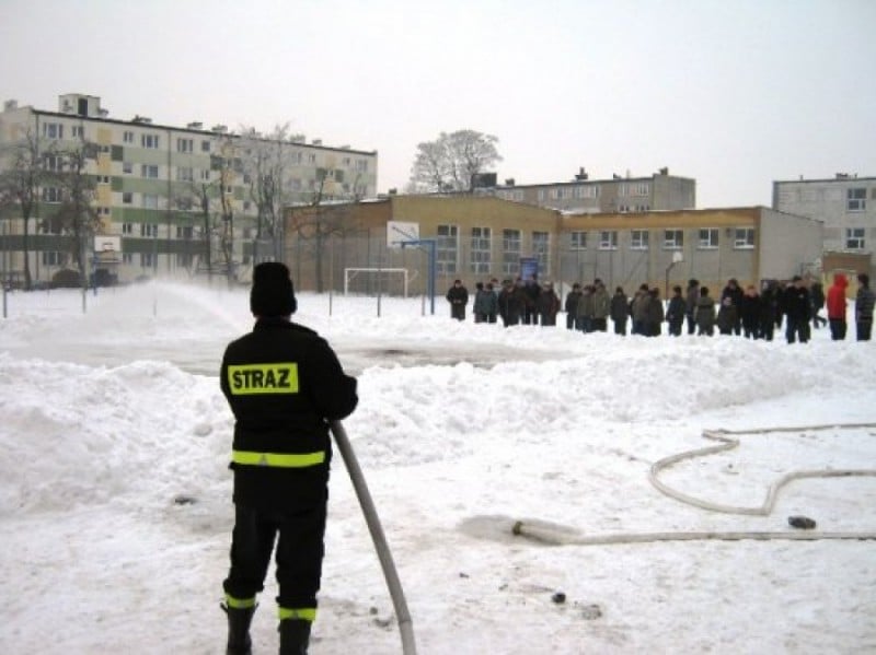 Lodowisko na podwórku? W Legnicy można poprosić strażaków o pomoc - Fot: psp.wlkp.pl