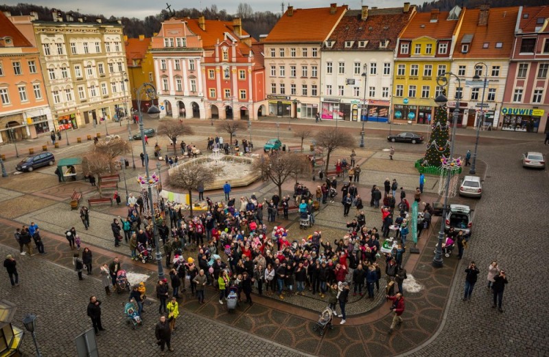 Wałbrzych: znów skrzyknęli się w sieci i przyjdą do rynku - Fot: Marcin Jagiellicz