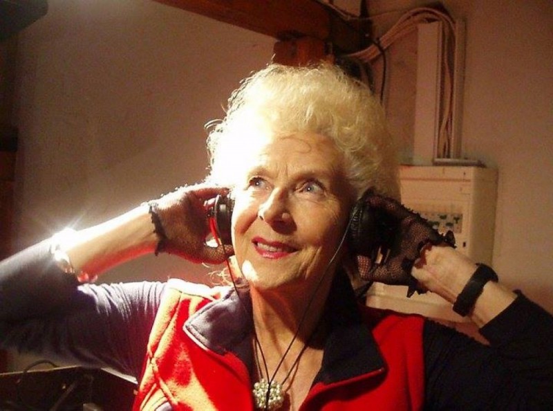 DJ Wika ma 78 lat, a mimo to porywa za sobą tłumy (FILM) - FOT: Facebook