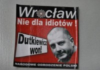 "Dutkiewicz won!" - wrocławianie oburzeni agresywnymi wlepkami (Posłuchaj) - (Fot. Radio Wrocław)