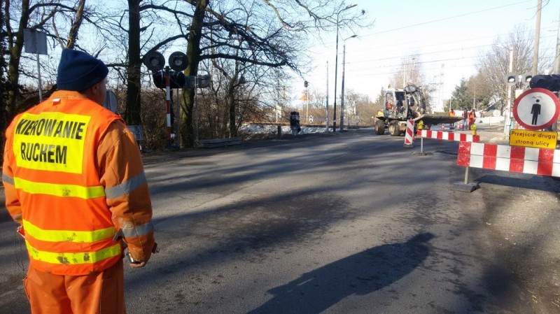 Wrocław: Przejazd kolejowy na Krzemienieckiej z ruchem wahadłowym - 
