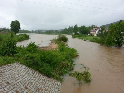 Po dużych opadach podtopienia i stany alarmowe na rzekach