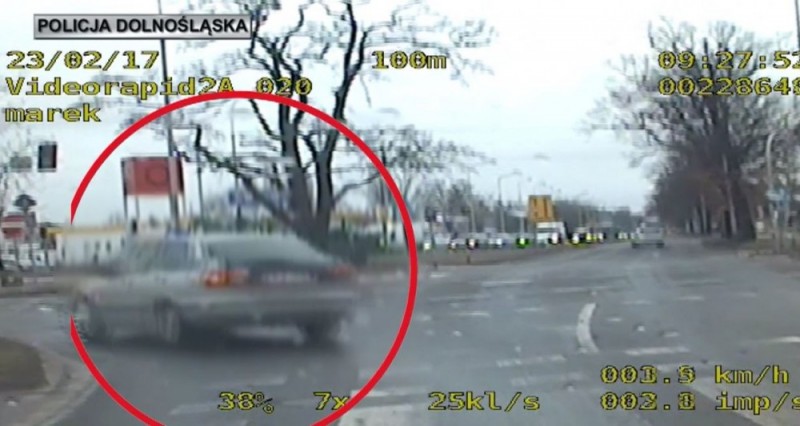 Wrocław: Na czerwonym i pod prąd. Z tyłu 1,5-roczne dziecko - 