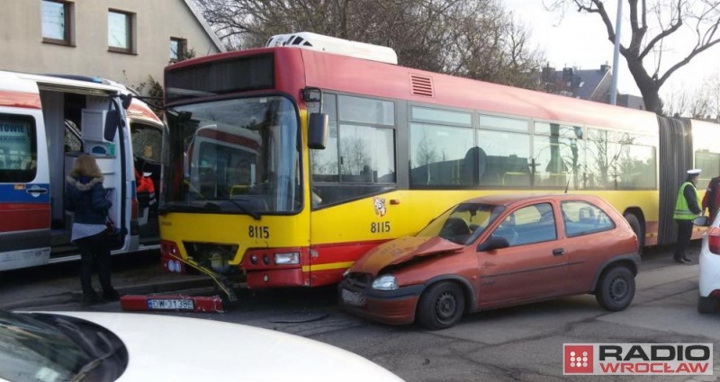 Wrocław: Zderzenie samochodu osobowego z autobusem [FOTO] - fot. Radosław Bugajski