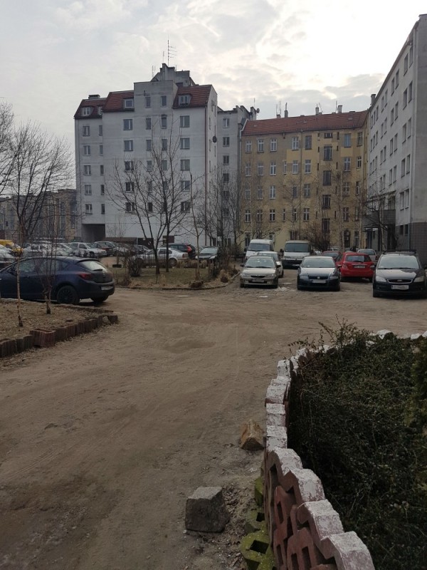 Wrocław: Mają dość parkujących pod oknami aut - fot. Natalia Mrozek