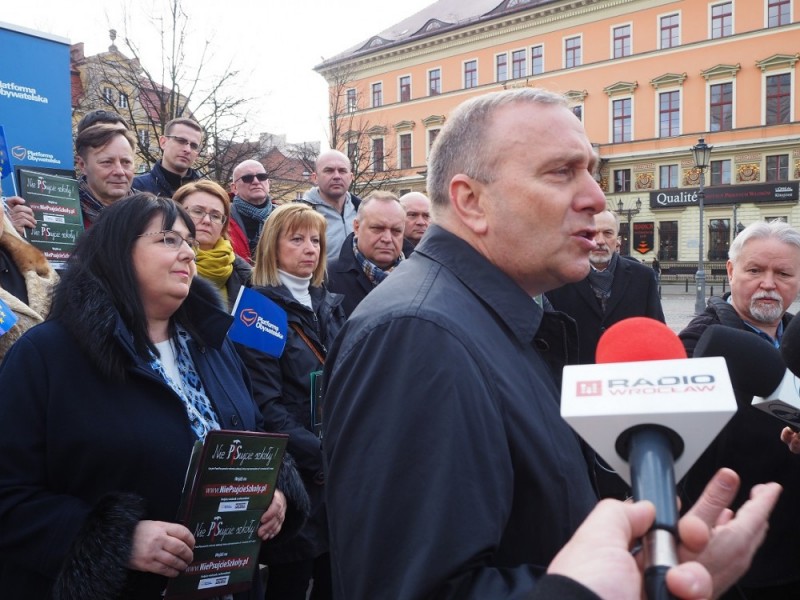 PO chce referendum w sprawie reformy edukacji. Trwa zbiórka podpisów - Fot: P. Kaszuwara