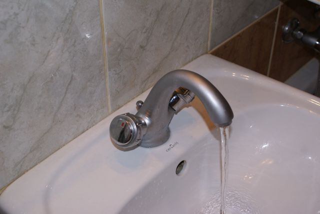 Kowary: nocny zakaz używania wody (Posłuchaj) - Zdjęcie kranu pochodzi z Wikipedii. Szczegóły znajdziesz pod tekstem