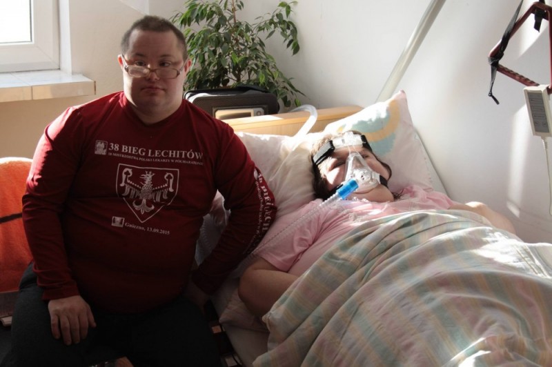 Błyskawiczna pomoc dla Magdy. Wałbrzyszanka dostała nowe łóżko, a buty zrobi jej płatnerz - Fot. Facebook / Pomoc dla Magdaleny i Kamila Mróz