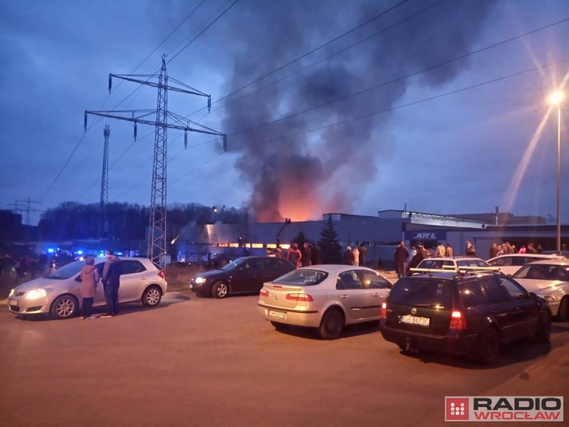 Pożar lakierni proszkowej w Świebodzicach. Ogień objął halę i część magazynową - FOT: Bartosz Szarafin
