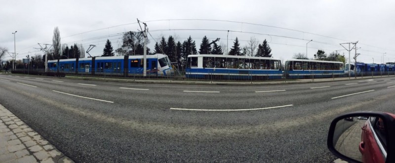 Wrocław: Tramwaje w korku i komunikacja zastępcza na zachodzie miasta - fot. Dariusz Wieczorkowski