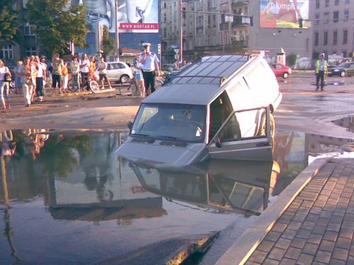 Wielka awaria wodociągowa we Wrocławiu (Zobacz) - W wyniku awarii do dziury w jezdni wpadł jeep (Fot. Piotr Glinkowski / Radio Wrocław)