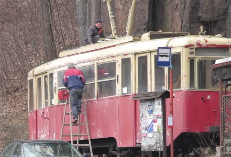 "To historia, a on marnieje" - mieszkańcy Podgórzyna remontują zabytkowy tramwaj!  - Fot: P. Słowiński